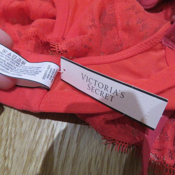 VICTORIA'S SECRET Dream Angels Push Up Without Padding Bra in Red Lace 36DD NWT - Picture 13 of 14